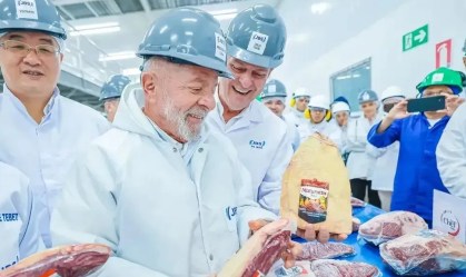 Lula acompanha 1º envio de carne para China em fábrica da JBS e elogia irmãos Batista: "Motivo de orgulho"