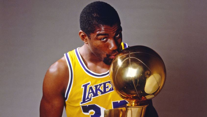 Magic com a taça da NBA em 1985 / Foto: Andrew D. Bernstein/NBAE via Getty Images