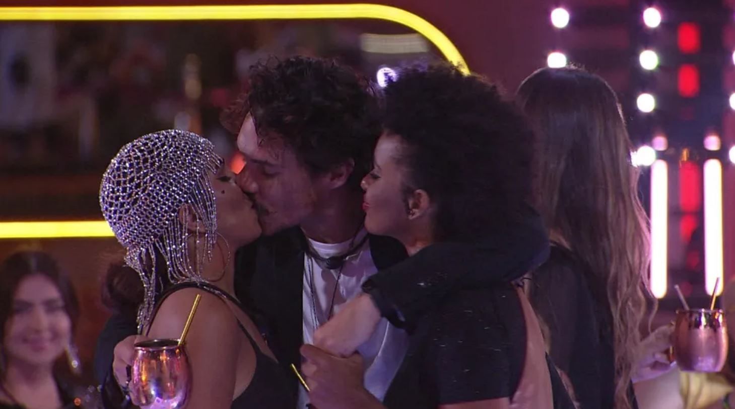 Maria, Eliezer e Natália protagonizaram beijo triplo no BBB22 / Reprodução/TV Globo