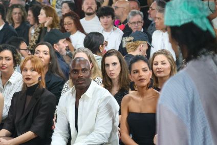 Famosos prestigiam o desfile da Martins, na SPFW N57, no shopping JK Iguatemi, em São Paulo. Na plateia, Mariana Rios e Mariana Ximenes
