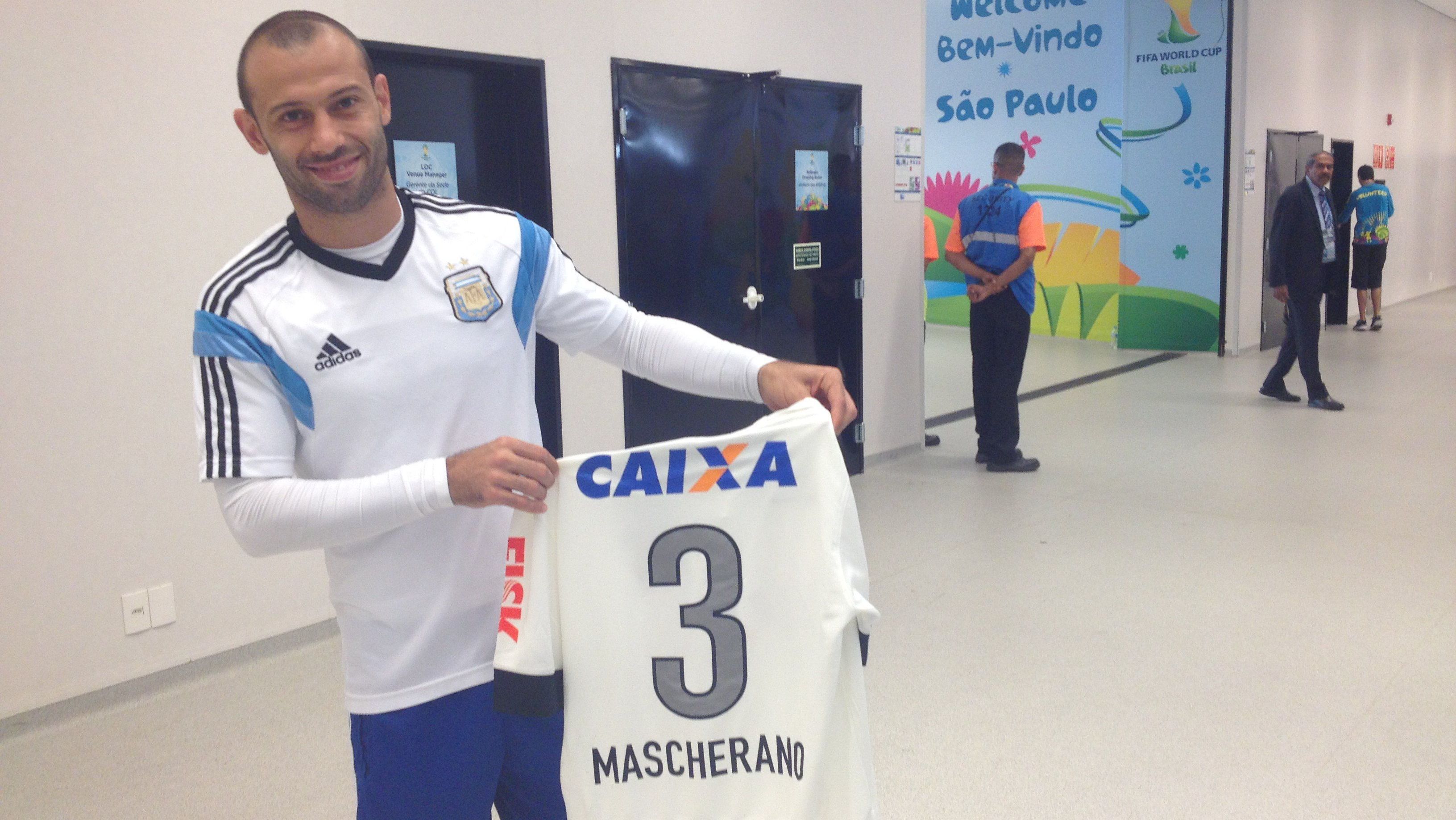 Mascherano com uma camisa do Corinthians em 2014, na Neo Química Arena