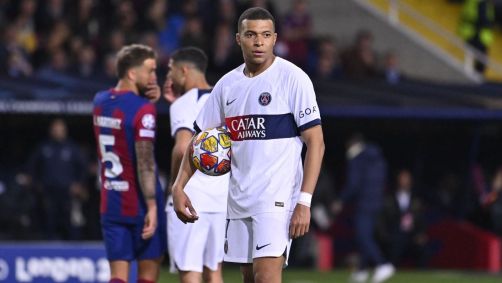 Mbappé pega a bola para bater o pênalti que gerou o terceiro gol do PSG em Barcelona