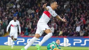 Mbappé comemora o quarto gol do PSG sobre o Barcelona