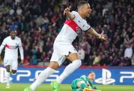 PSG aproveita expulsão, goleia Barcelona e está na semifinal da Champions League