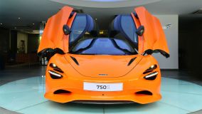 Carro esportivo McLaren 750S é exposto em loja de São Paulo na cor laranja
