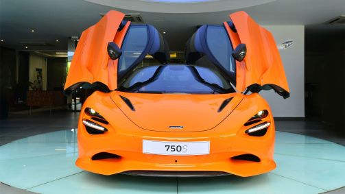 Carro esportivo McLaren 750S é exposto em loja de São Paulo na cor laranja