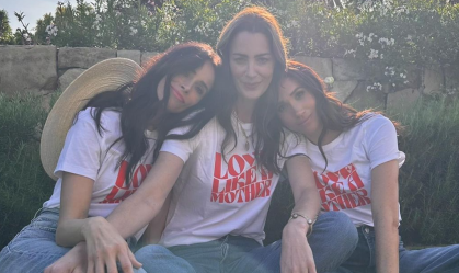 Meghan Markle posa ao lado de Abigail Spencer para campanha "Love Like a Mother"
