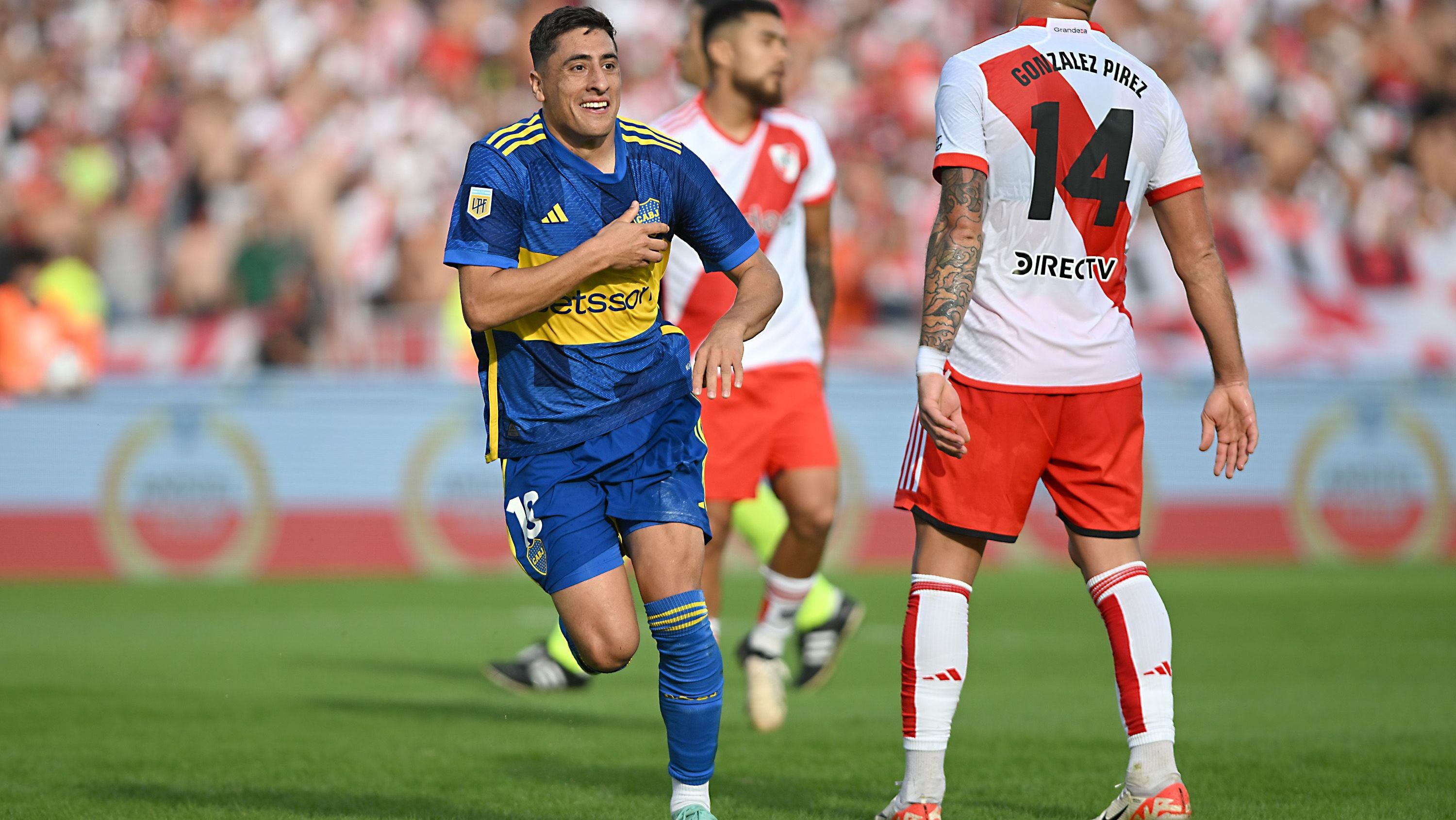 Merentiel comemora um dos gols que marcou para o Boca Juniors sobre o River Plate