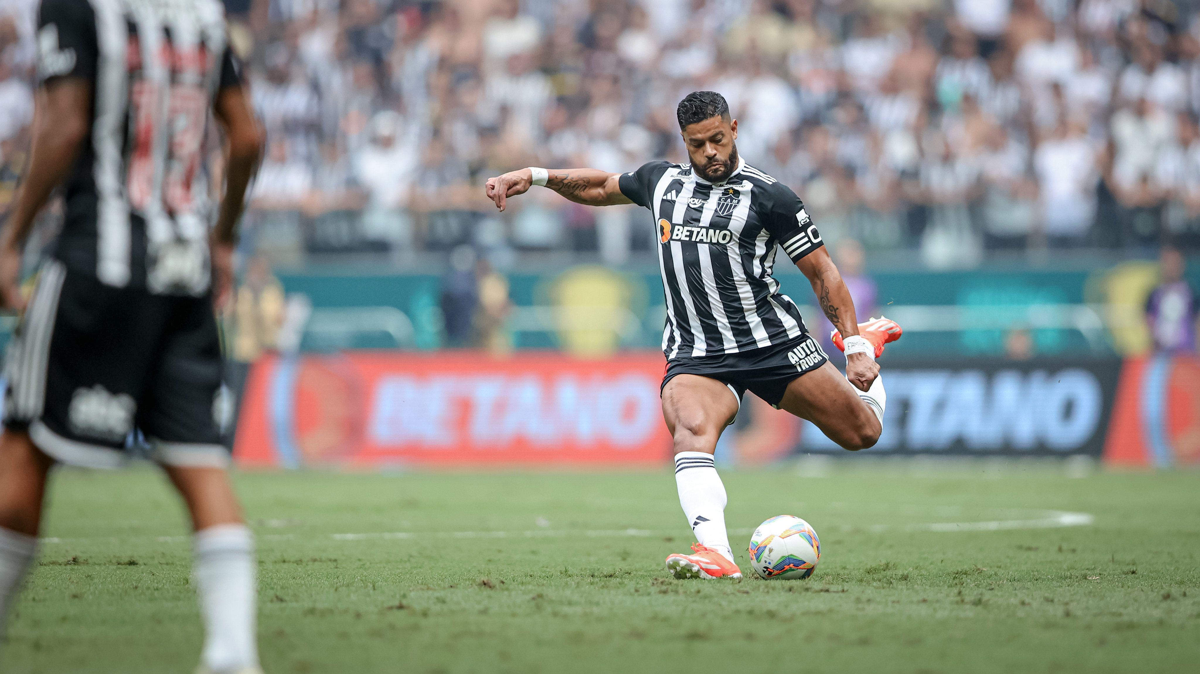Hulk em partida entre Atlético-MG e Cruzeiro