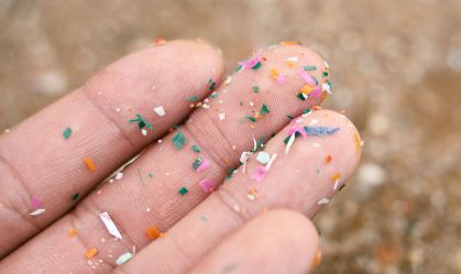 Microplásticos são encontrados em tecido do nariz na base do cérebro, diz estudo