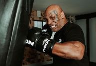 Mike Tyson adota 