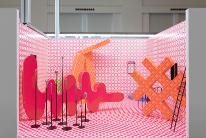 Apresentando obras de Alberte Tranberg e Christopher Michlig, a Devening Projects é uma das 36 galerias e espaços de artistas que participam da Barely Fair deste ano, a quarta edição de uma feira internacional de arte com cabines do tamanho de casa de bonecas.