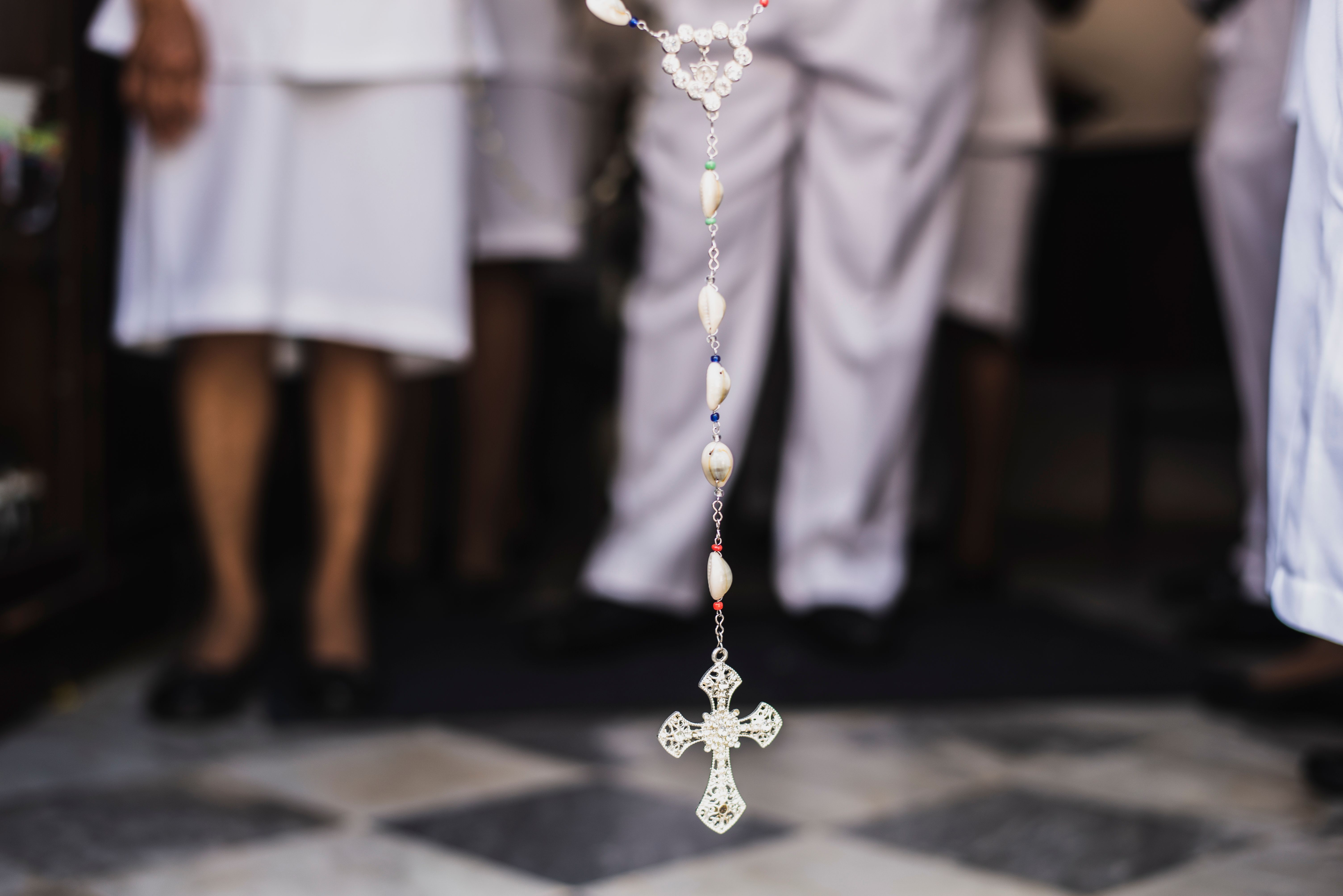 Pessoas rezando na missa em igreja de Salvador, Bahia