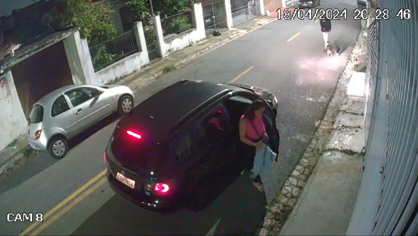 Mulher saindo do banco de carona e chegando na residência