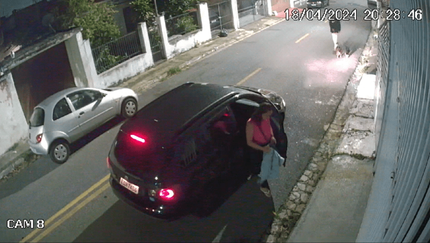 Mulher saindo do banco de carona e chegando na residência