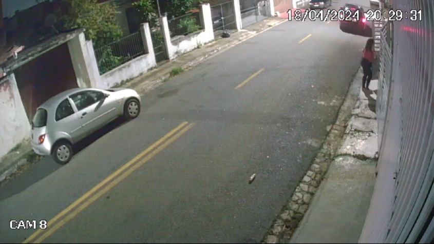 Mulher entrando na casa do médico