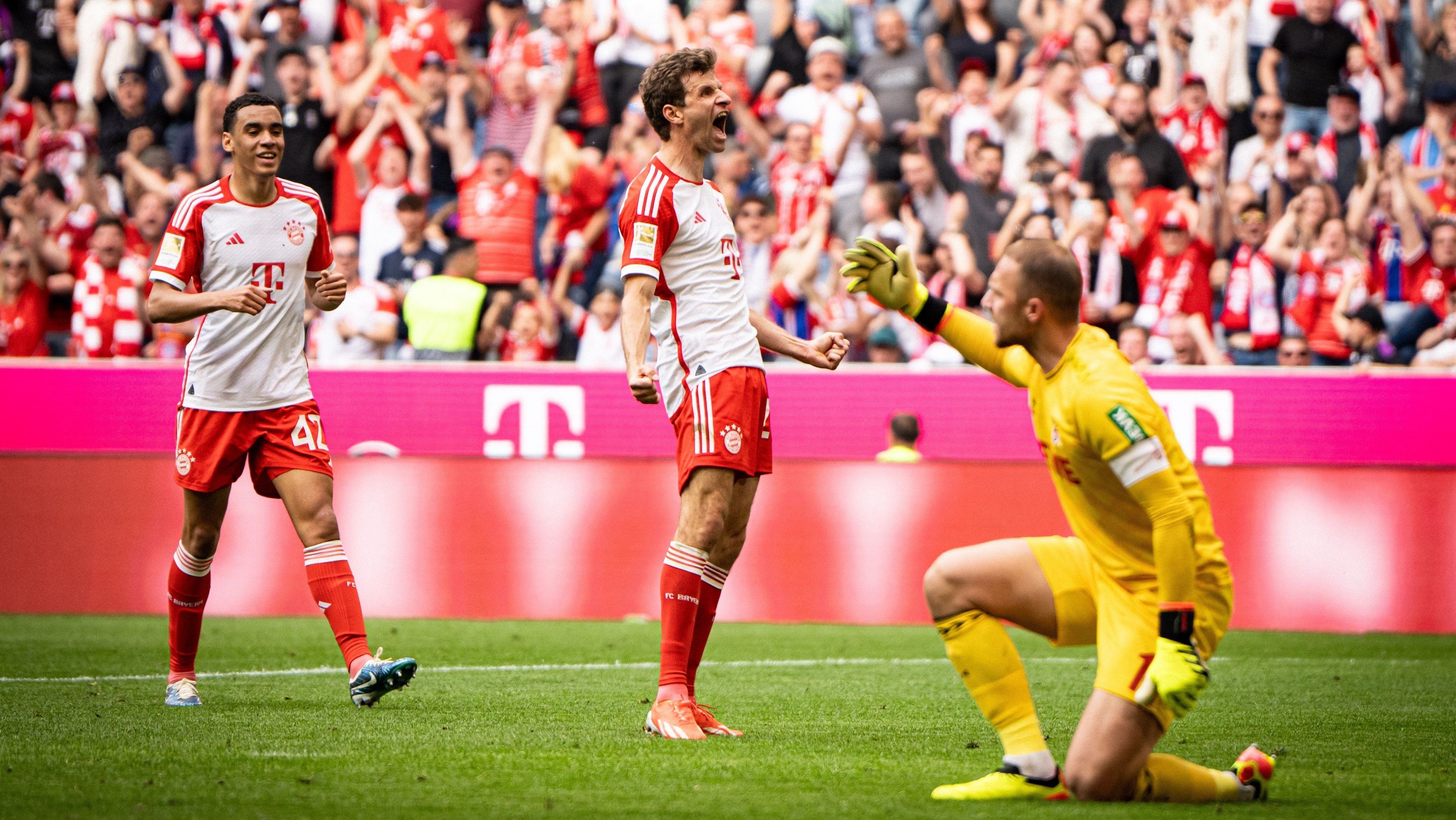 Muller comemorando após marcar o segundo gol