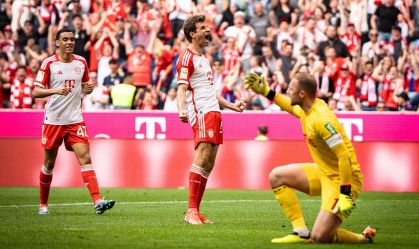 Muller comemorando após marcar o segundo gol