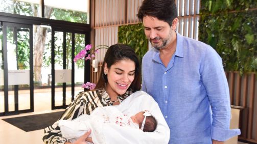 Munik Nunes deixa a maternidade acompanhada da filha e do marido