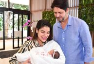 Ex-BBB Munik Nunes deixa maternidade com a filha, Catarina