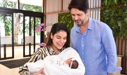 Munik Nunes deixa a maternidade acompanhada da filha e do marido