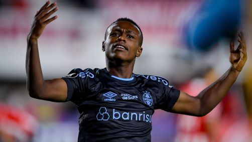 Nathan Fernandes comemora o gol da vitória do Grêmio sobre o Estudiantes