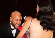 Neymar posta enquete com ex-namorada: 