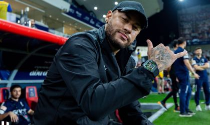 Machucado, Neymar acompanhou, das tribunas, a vitória do Al-Hilal diante do Al-Ittihad