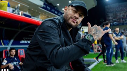 Machucado, Neymar acompanhou, das tribunas, a vitória do Al-Hilal diante do Al-Ittihad