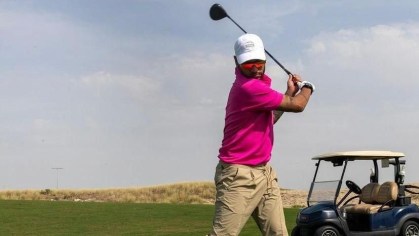 Neymar jogando golfe