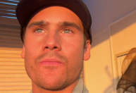 Aderindo à tendência, Nicolas Prattes compartilha novo visual