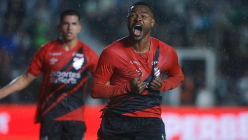 Nikão comemora gol em sua reestreia pelo Athletico-PR