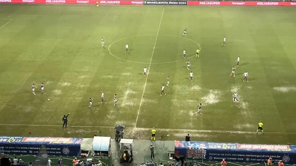 Gramado da Fonte Nova ficou repleto de poças por causa da chuva em Salvador (BA) | Foto: Nuno Krause