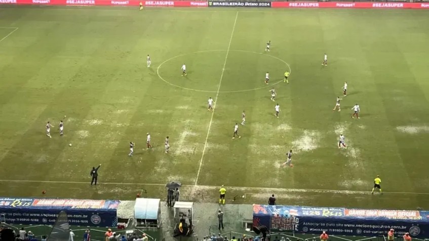 Gramado da Fonte Nova ficou repleto de poças por causa da chuva em Salvador (BA) | Foto: Nuno Krause
