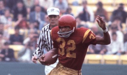 O.J. Simpson teve camisa aposentada por time, mas não na NFL