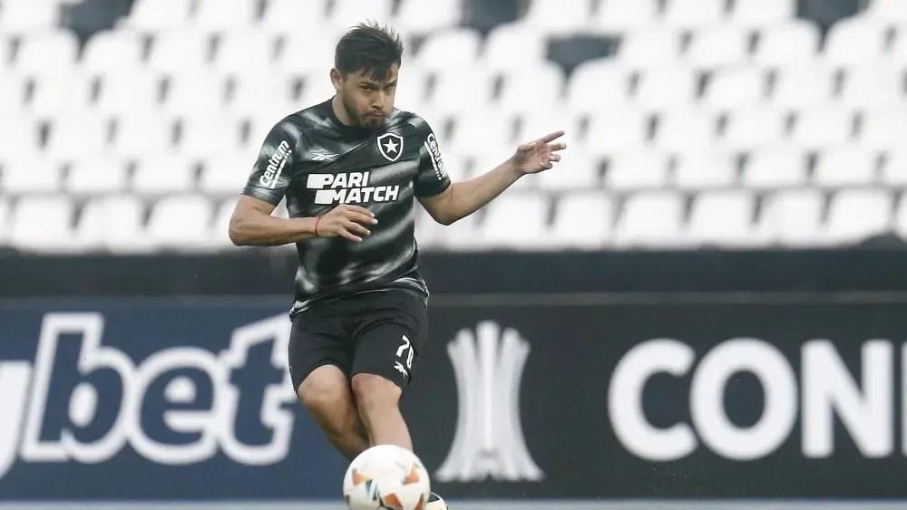 Óscar Romero durante atividade do Botafogo no Nilton Santos