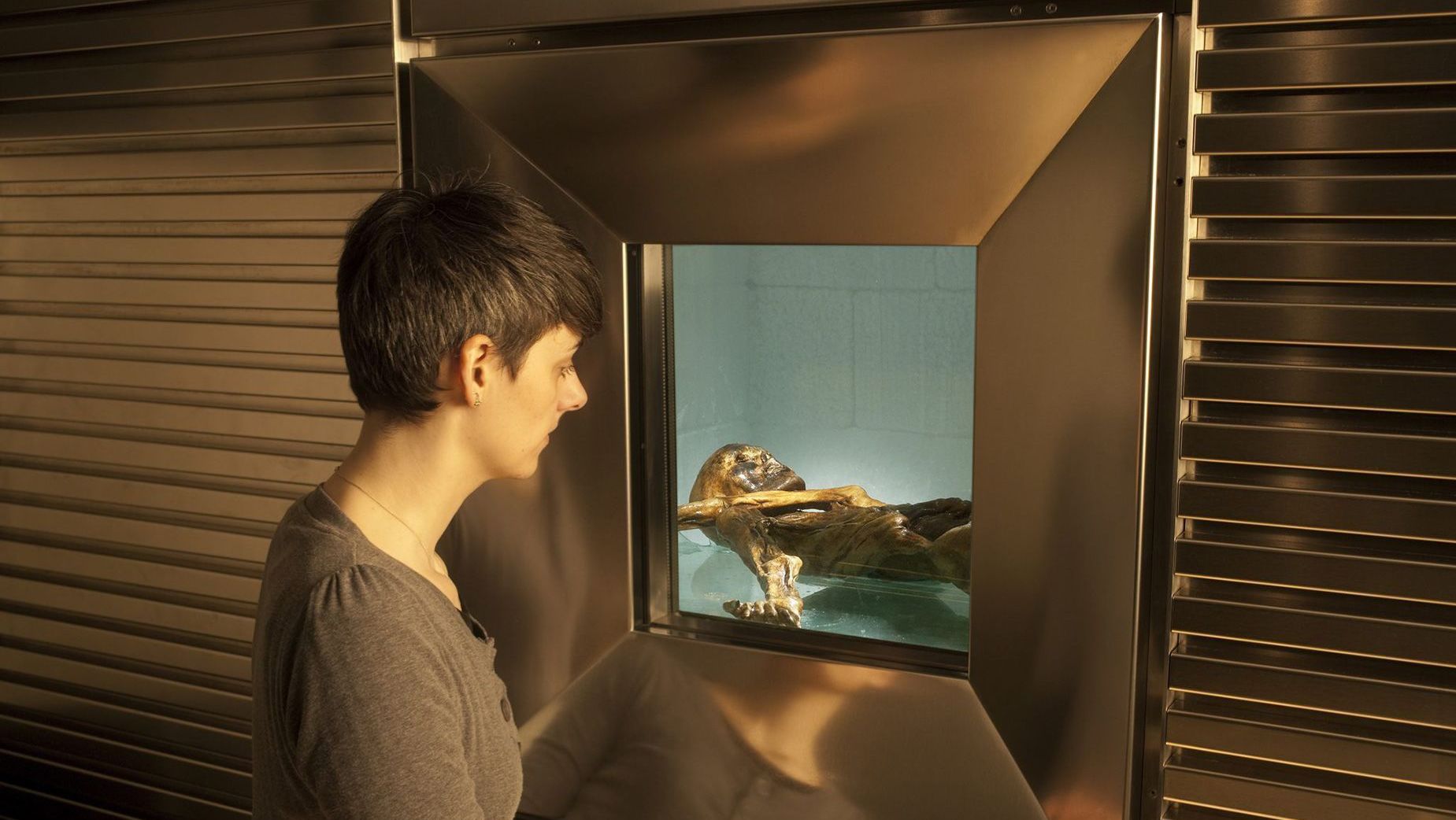 Restos mortais de Ötzi, o Homem de Gelo, estão em exibição em uma cela refrigerada no Museu de Arqueologia do Tirol do Sul, em Bolzano, na Itália