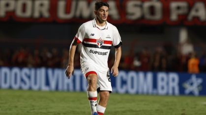 Pablo Maia em ação pelo São Paulo contra o Atlético-GO