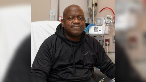 Paciente Rick Slayman, que recebeu um rim de porco geneticamente modificado, deixou o Massachusetts General Hospital