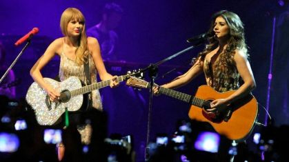 A cantora de sertanejo Paula Fernandes fez uma gravação e algumas apresentações com Taylor Swift em 2010