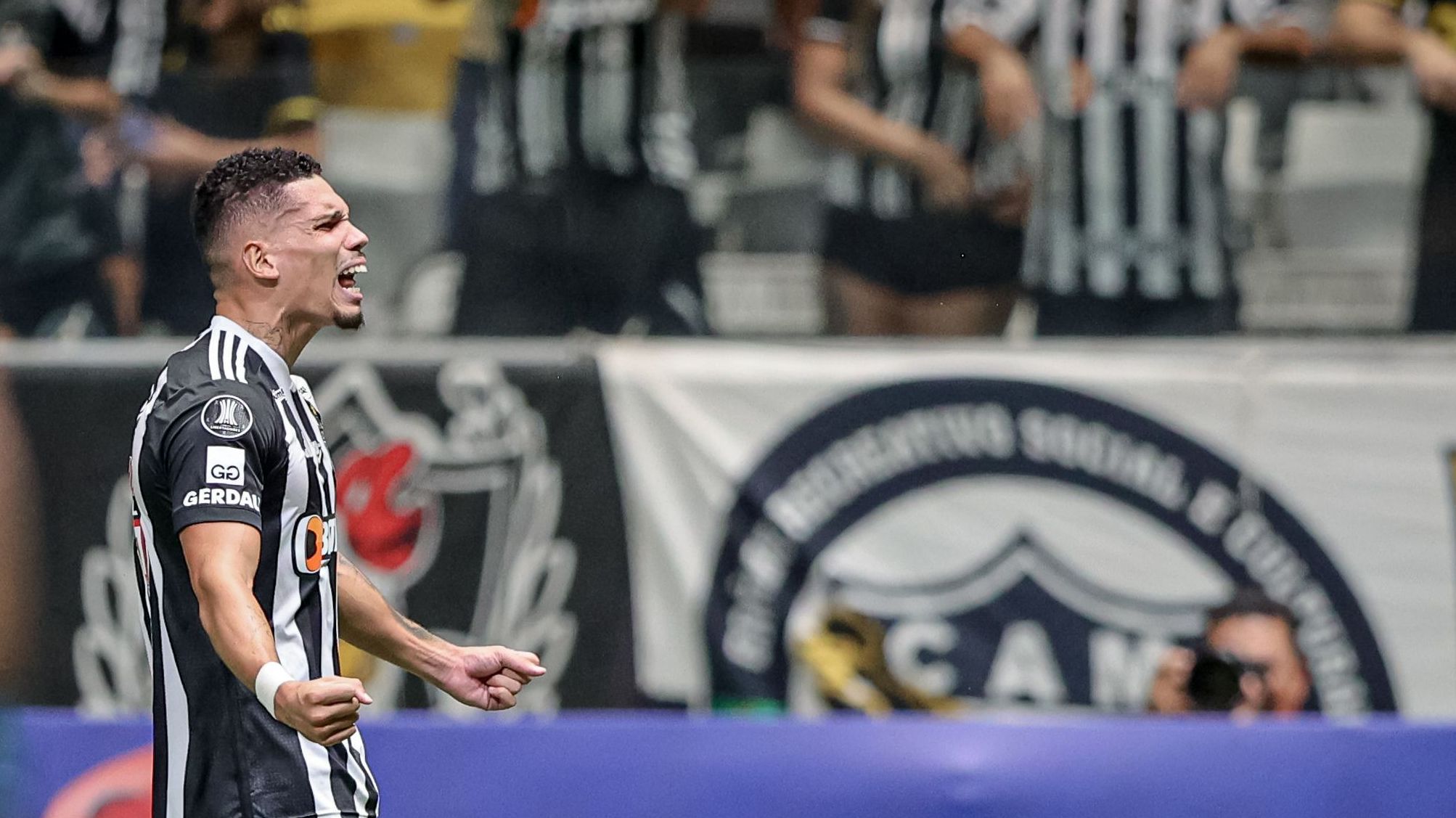 Paulinho comemora o gol da vitória do Atlético-MG sobre o Rosario Central