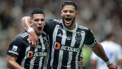 Paulinho e Hulk comemoram o segundo gol do Atlético-MG sobre o Cruzeiro
