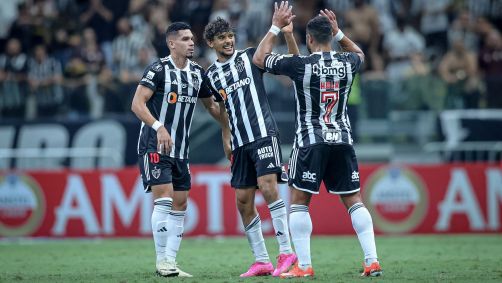 Gustavo Scarpa comemora com Paulinho e Hulk um dos gols que marcou contra o Peñarol