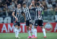 Atlético-MG leva susto, vence Peñarol e encaminha classificação na Libertadores