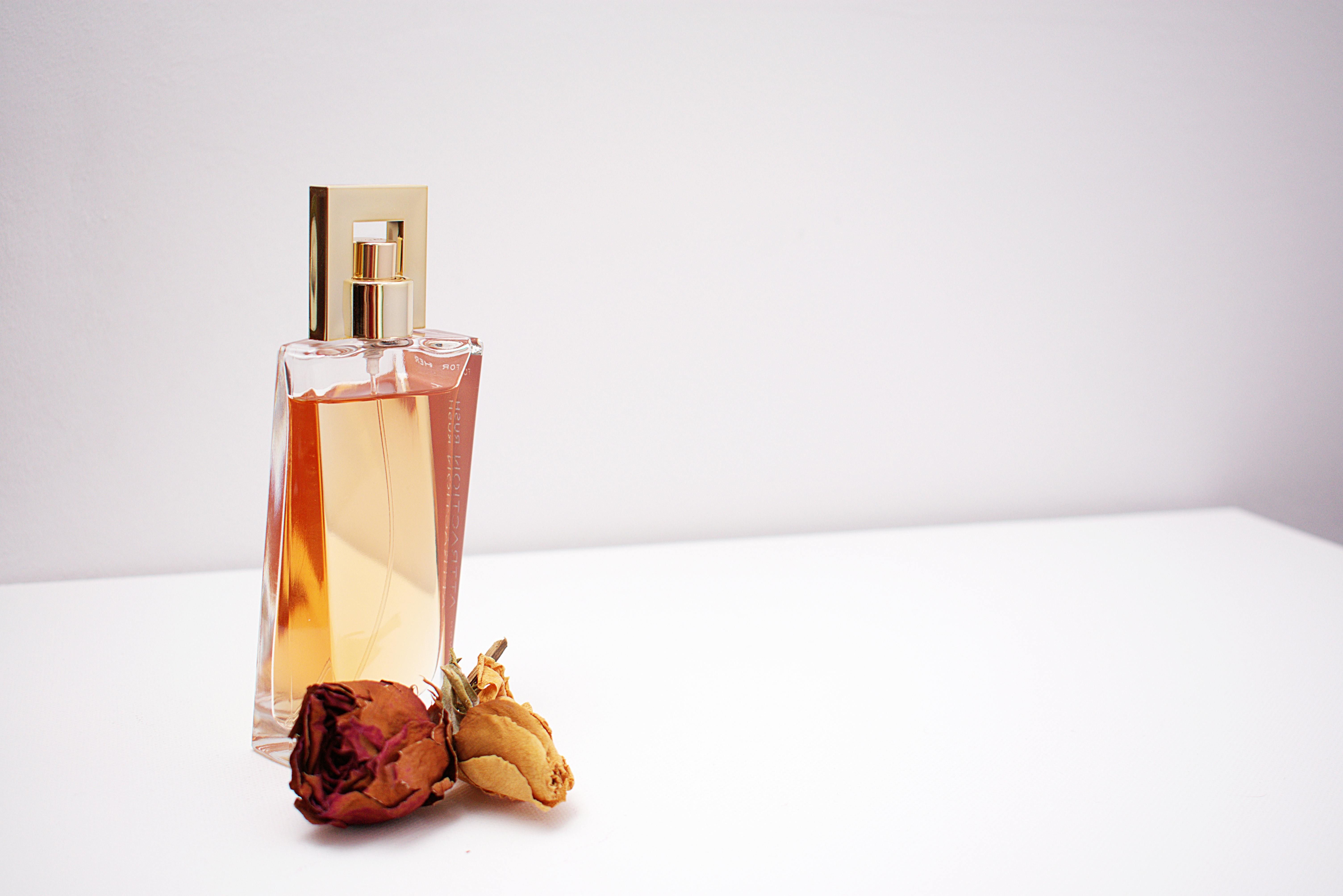 Um perfume exala elegância e sofisticação, tornando-o um presente clássico e atemporal para o Dia das Mães / Pexels