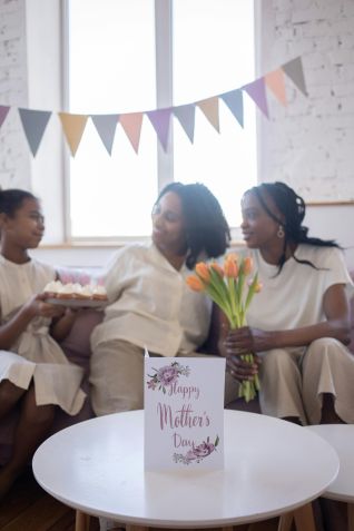 Surpreenda as mães com lembrancinhas especiais que elas possam levar para casa como uma recordação do dia / Pexels