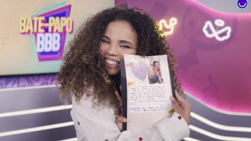 Pitel posa com sua carta após deixar o BBB 24