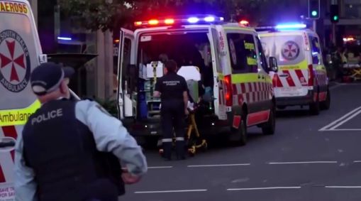 Equipes de resgate ao lado de shopping da Austrália após ataque a faca deixar mortos em Sydney