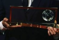 Vencedor do Prêmio Puskás cogita vender troféu; saiba o motivo