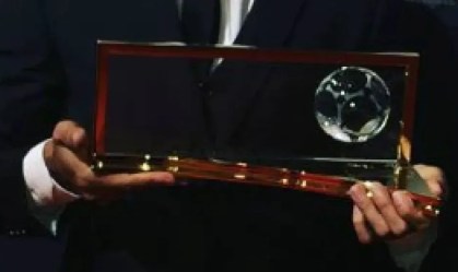 Vencedor do Prêmio Puskás cogita vender troféu; saiba o motivo